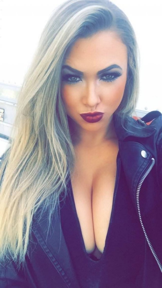 Girls With Red Lips (35 pics)