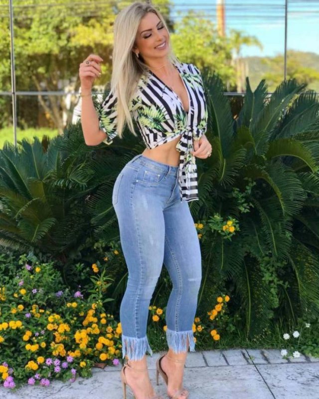 Girls In Jeans (41 pics)