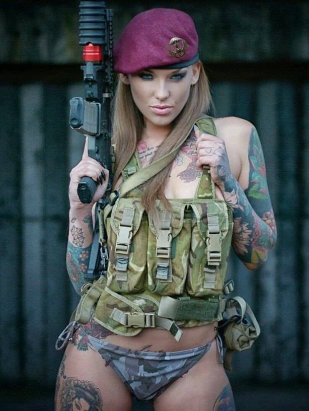 Girls And Guns (36 pics)