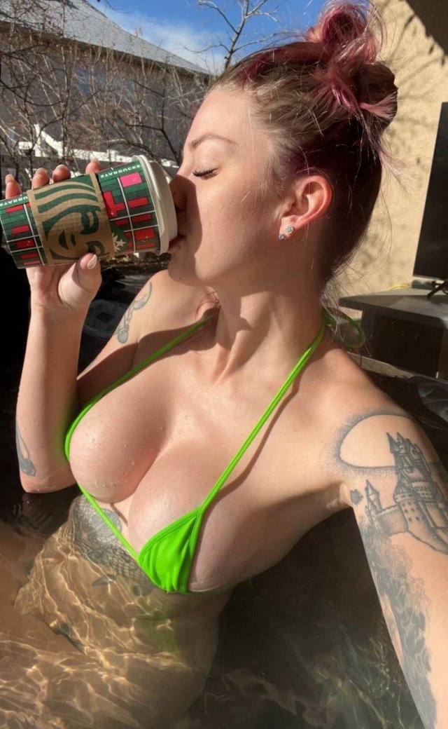 Busty Girls (44 pics)