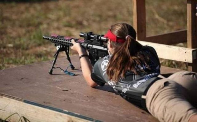 Girls And Guns (36 pics)