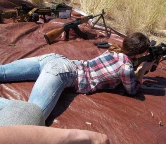 Girls And Guns (36 pics)
