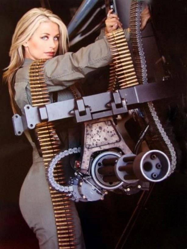 Girls And Guns (36 pics)