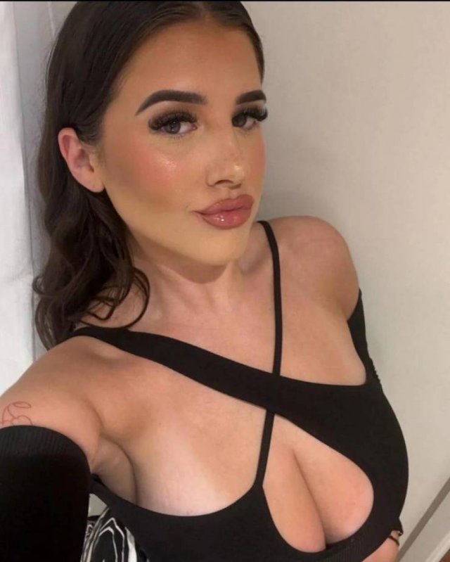 Busty Girls (44 pics)