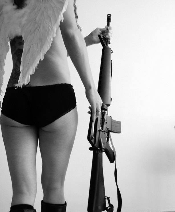 Girls And Guns (36 pics)