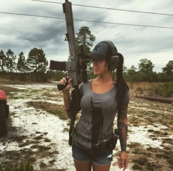 Girls And Guns (36 pics)