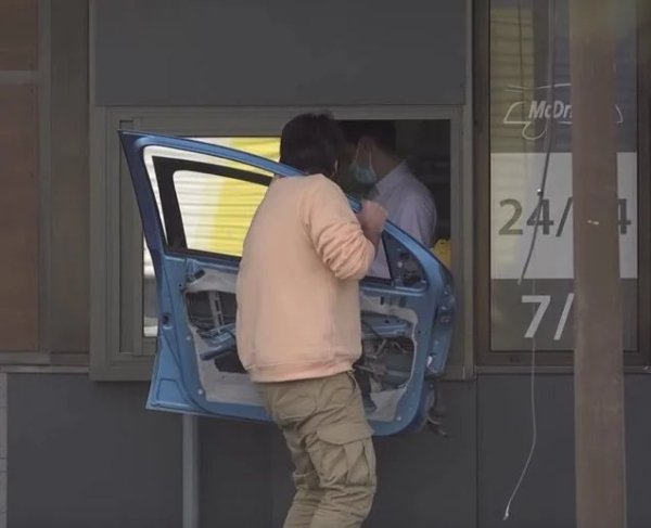 What Is Going On Here? (42 pics)