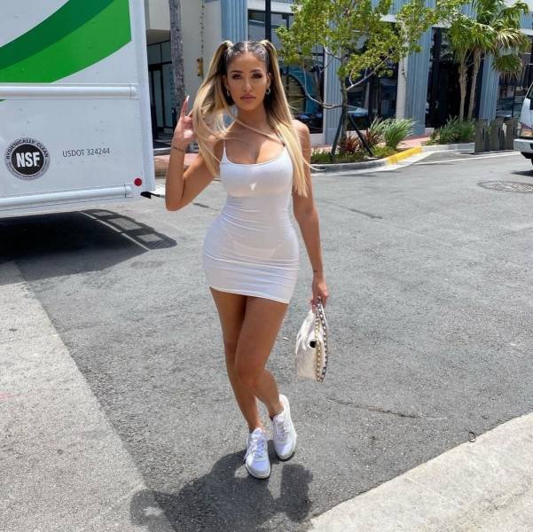 Girls In Dresses (31 pics)