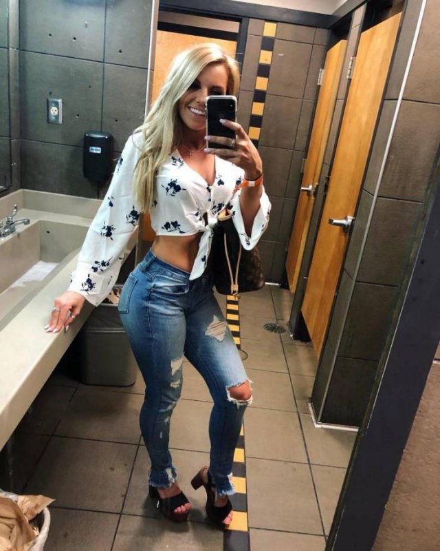 Girls In Tight Jeans (44 pics) Girls In Tight Jeans (44 pics)