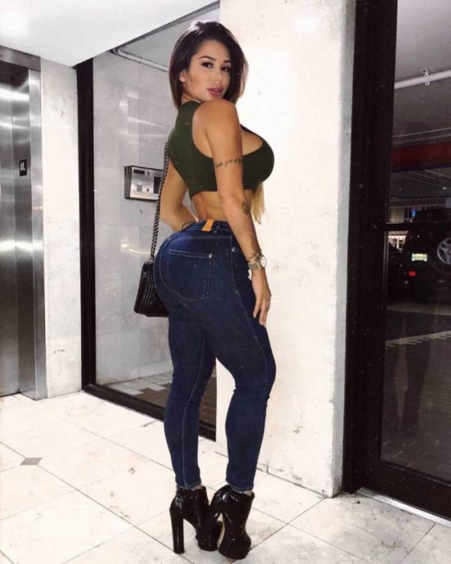 Girls In Tight Jeans (44 pics) Girls In Tight Jeans (44 pics)