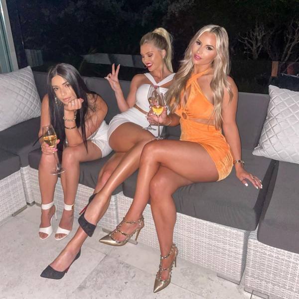 Girls With Beautiful Legs (31 pics) Girls With Beautiful Legs (31 pics)