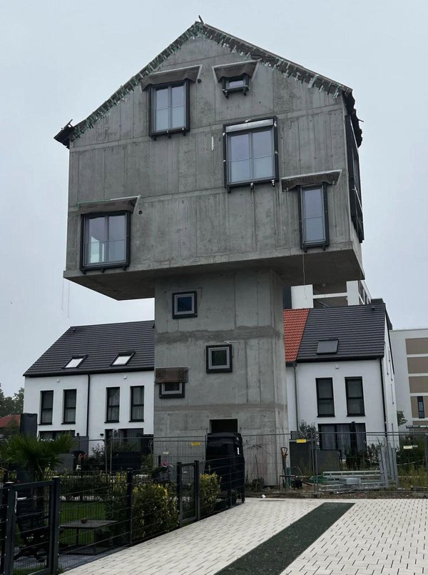 Weird Constructions (23 pics) Weird Constructions (23 pics)
