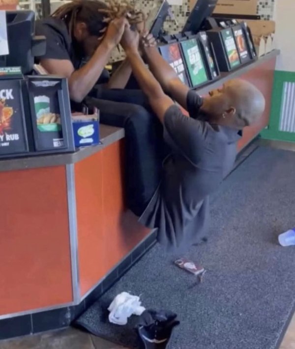 What Is Going On Here? (40 pics) What Is Going On Here? (40 pics)