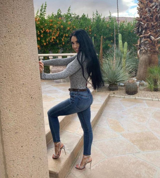 Girls In Jeans (38 pics)