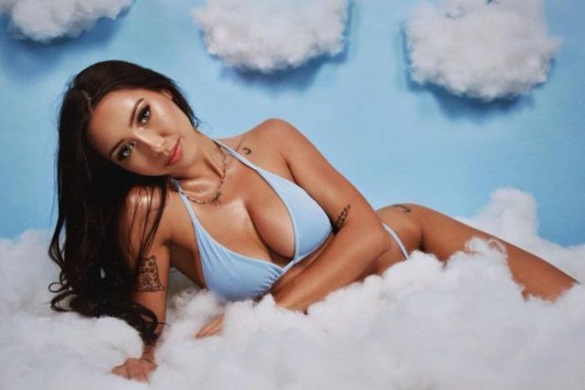 Busty Girls (38 pics)