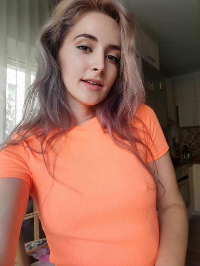 Braless Girls (32 pics)