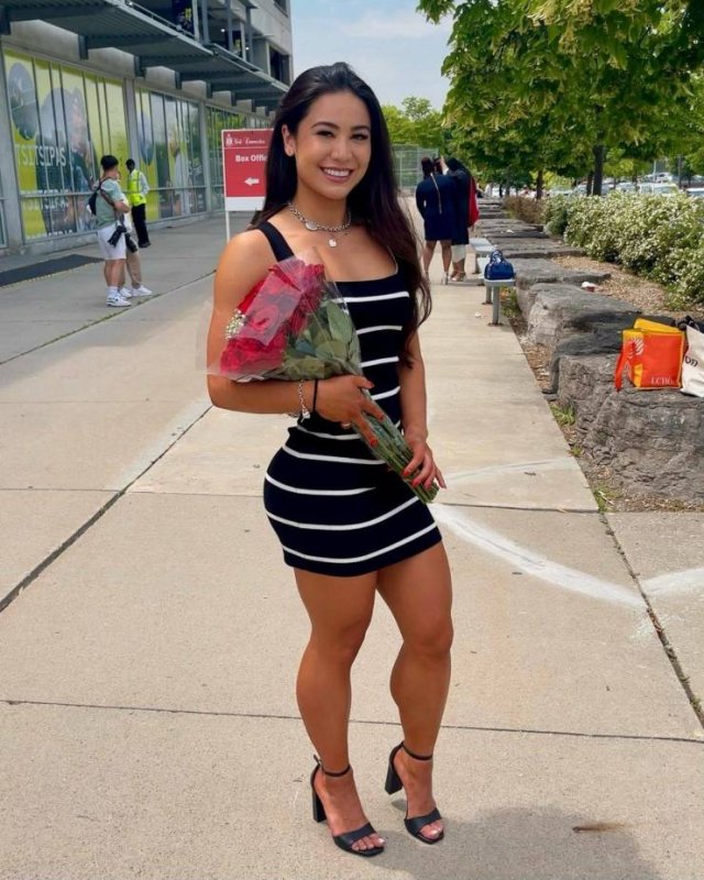 Girls In Dresses (28 pics)