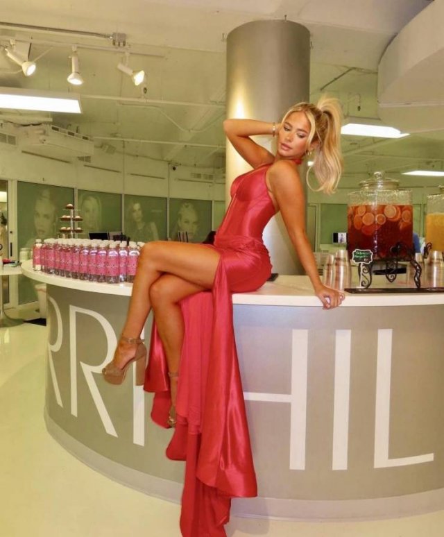 Girls In Dresses (28 pics)