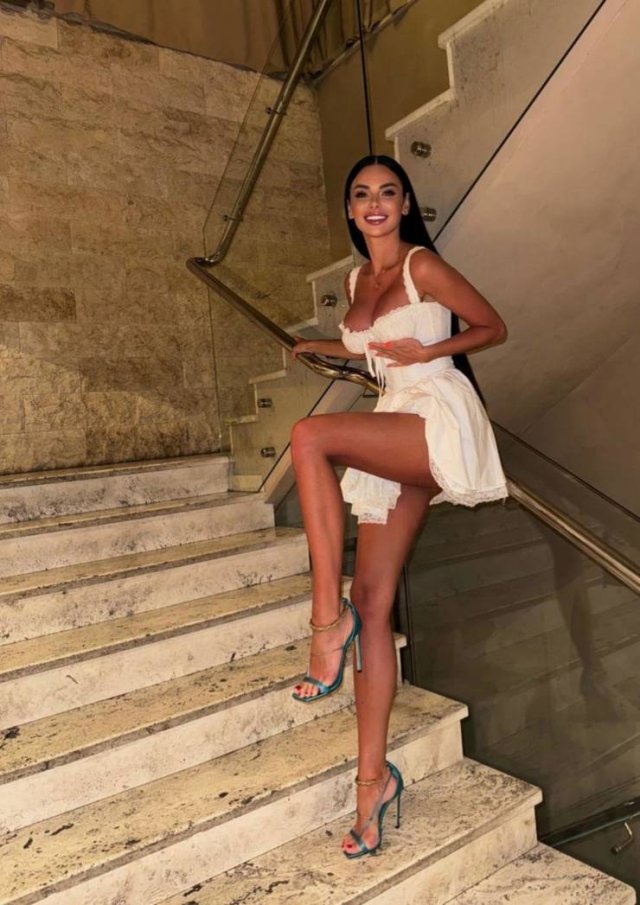 Girls In Dresses (28 pics)