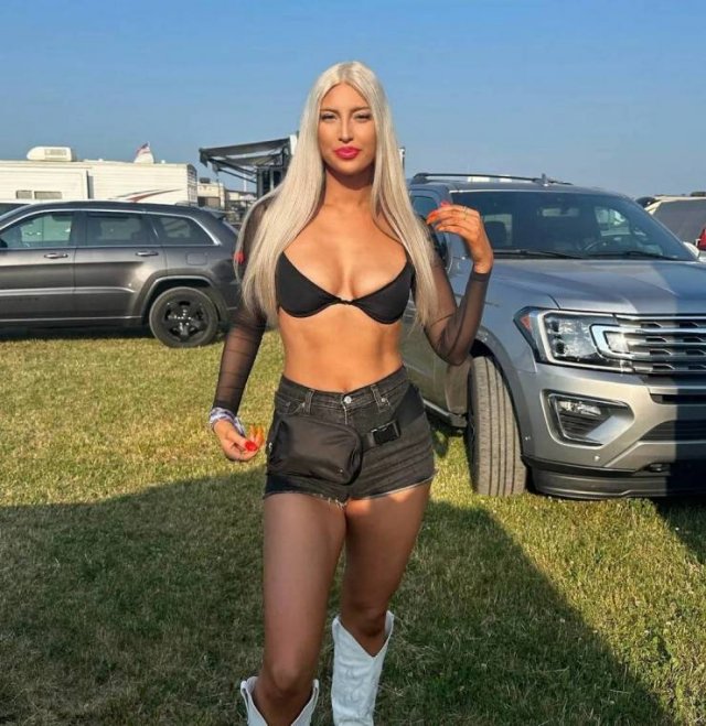 Girls In Shorts (31 pics)