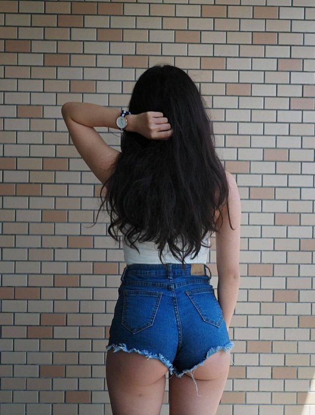 Girls In Shorts (31 pics)