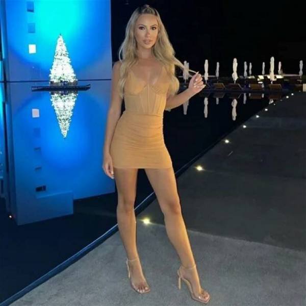 Girls In Dresses (28 pics)