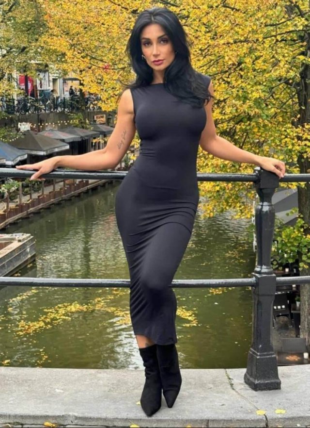 Girls In Dresses (28 pics)