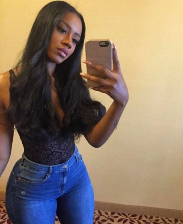 Girls In Tight Jeans (39 pics) Girls In Tight Jeans (39 pics)