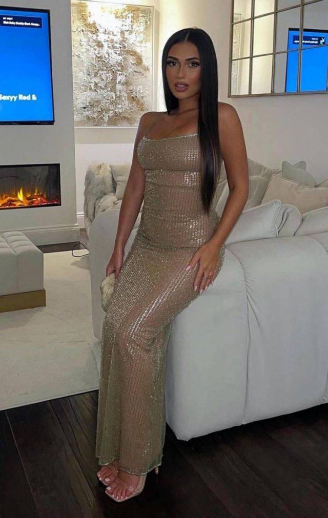 Girls In Dresses (30 pics) Girls In Dresses (30 pics)