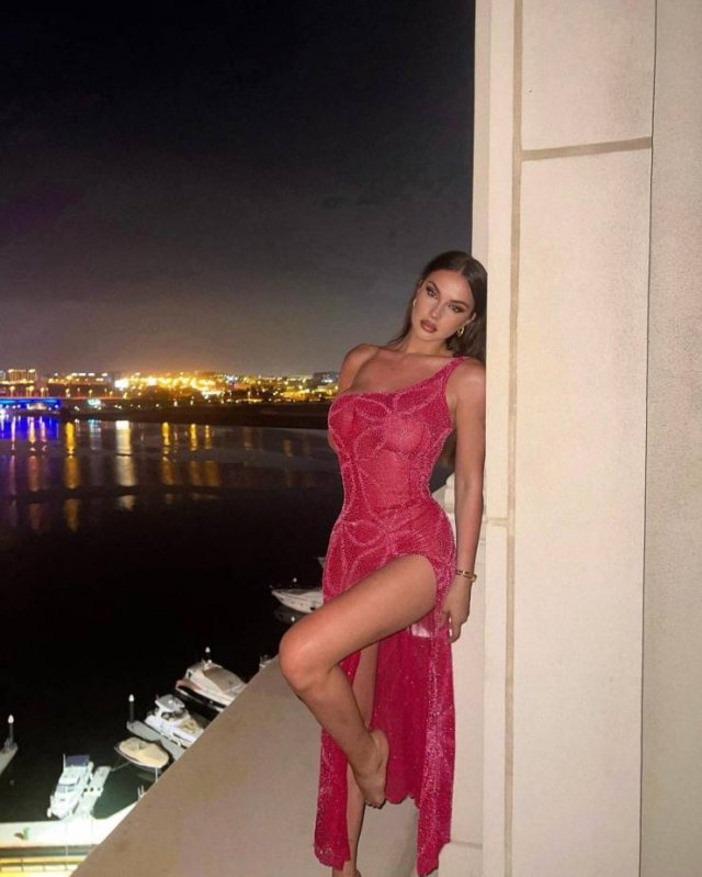 Girls In Dresses (30 pics) Girls In Dresses (30 pics)