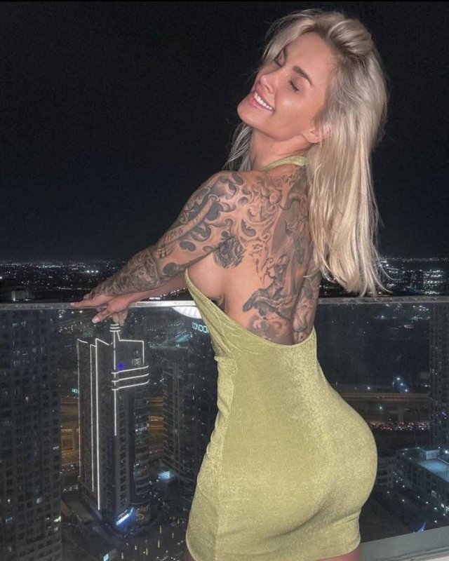 Girls In Dresses (30 pics) Girls In Dresses (30 pics)