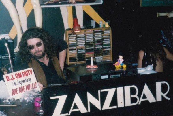 People Share Their Cool Photos From The Past (33 pics)