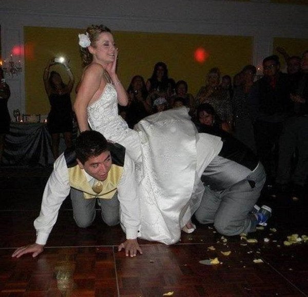 Weird Wedding Photos (28 pics)