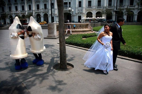 Weird Wedding Photos (28 pics)