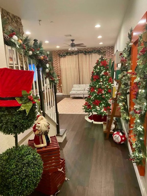 Weird Christmas Decorations (24 pics)