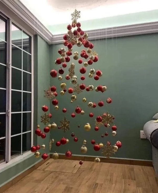 Weird Christmas Decorations (24 pics)