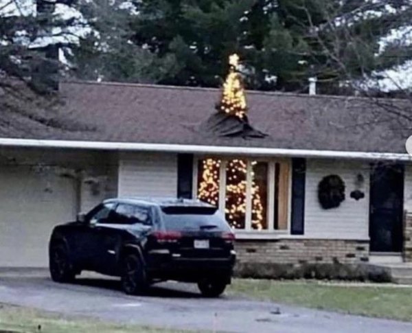 Weird Christmas Decorations (24 pics)
