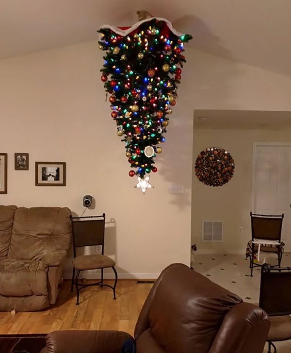 Weird Christmas Decorations (24 pics)