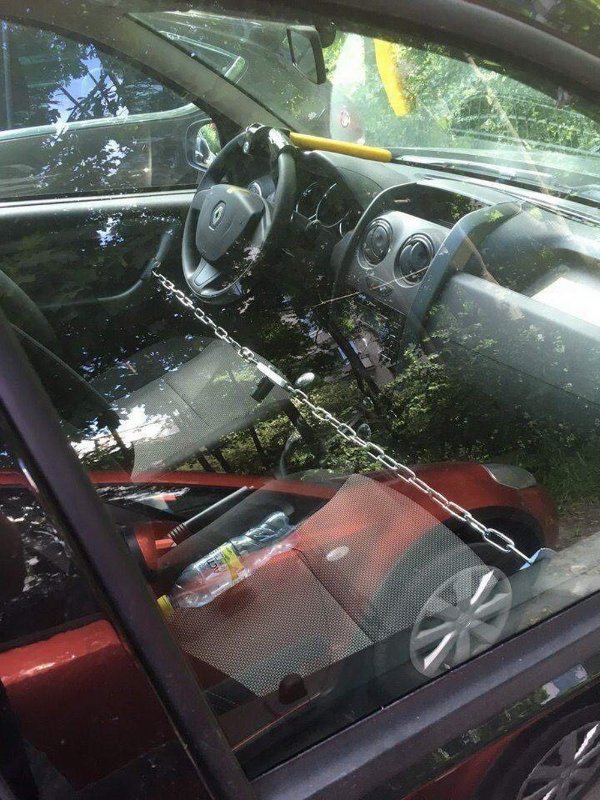 What Is Going On Here? (24 pics)