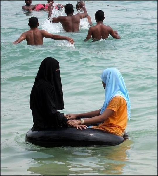 Strange People On The Beaches (29 pics) Strange People On The Beaches (29 pics)