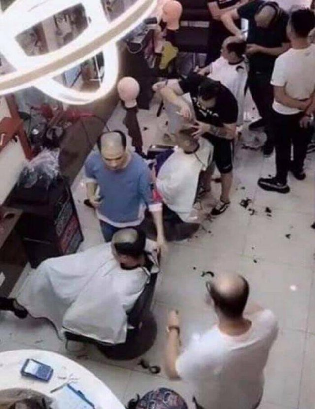 What Is Going On Here? (23 pics) What Is Going On Here? (23 pics)