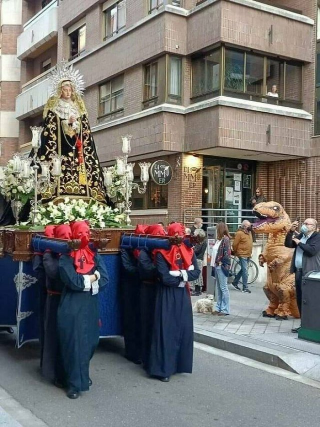 What Is Going On Here? (23 pics) What Is Going On Here? (23 pics)