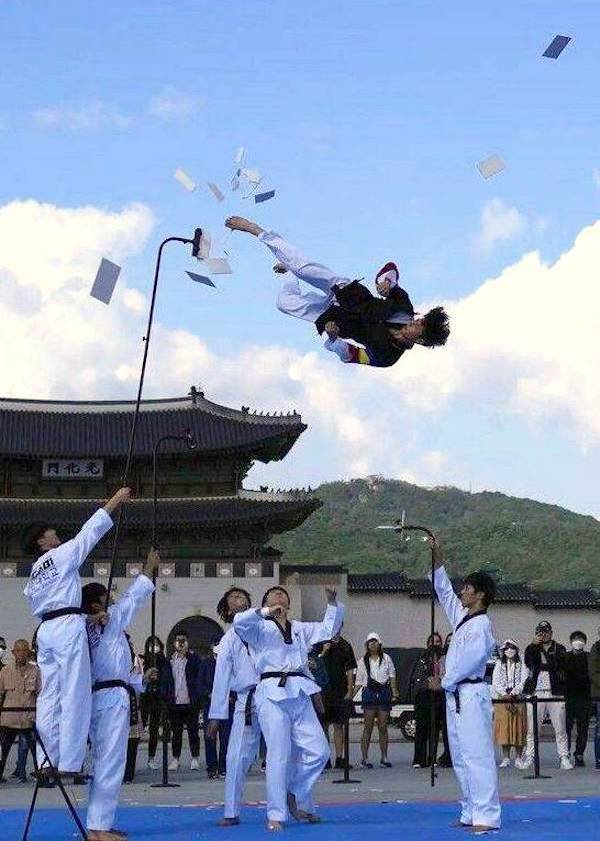 What Is Going On Here? (34 pics)