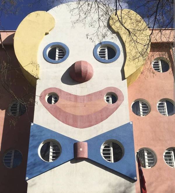 What Is Going On Here? (34 pics)