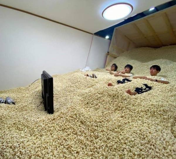 What Is Going On Here? (34 pics)
