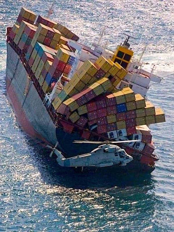 What Is Going On Here? (34 pics)