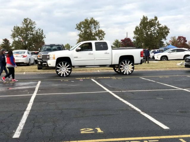 Awful Cars And Drivers (32 pics)