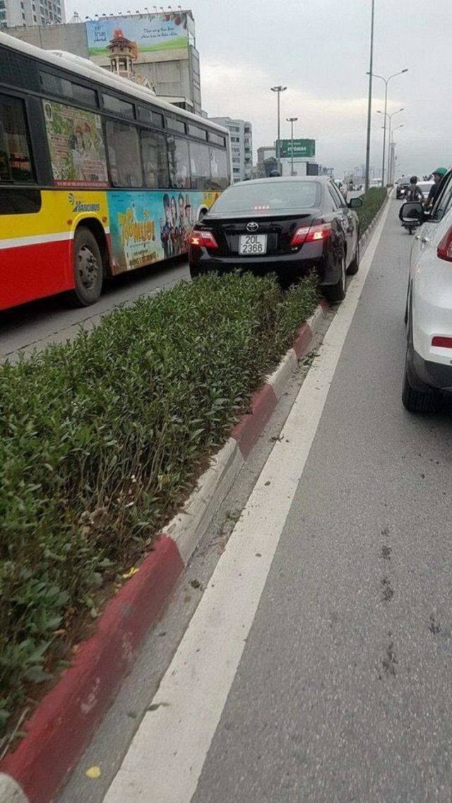 Awful Cars And Drivers (32 pics)