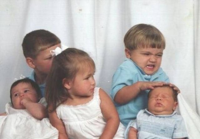 Awkward Family Photos (24 pics)