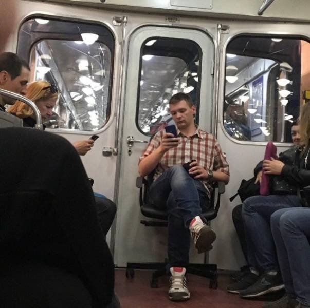Strange People In The Subway (44 pics)